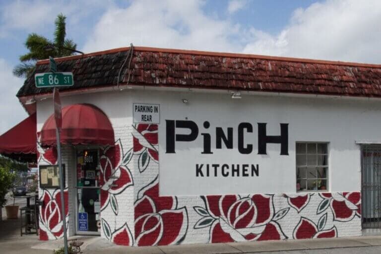 Pinch Kitchen+Bar happy hour in Miami